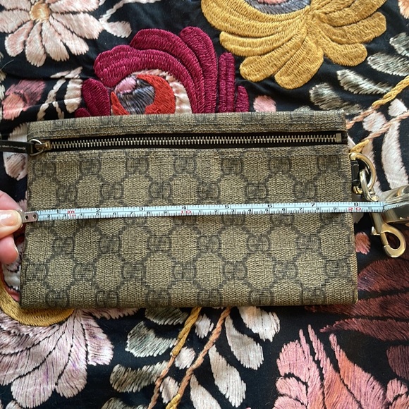 GUCCI Monogram Brown GG Canvas Small Clutch - Picture 5 of 12